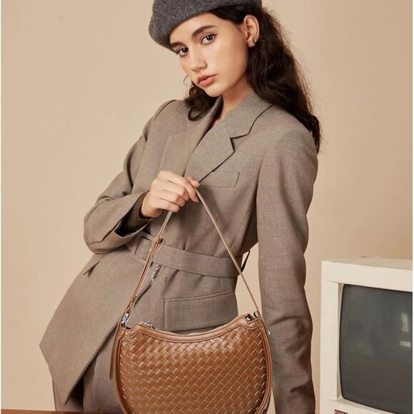 Stylish Crescent Crossbody Bag with Zipper - Chic Everyday Essentials Carrier - Picture 2 of 7